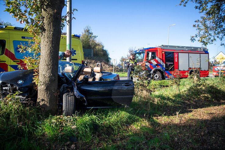 Automobilist knalt met cabrio tegen boom in Zwolle: ‘Live is life’ - Foto: Hugo Janssen