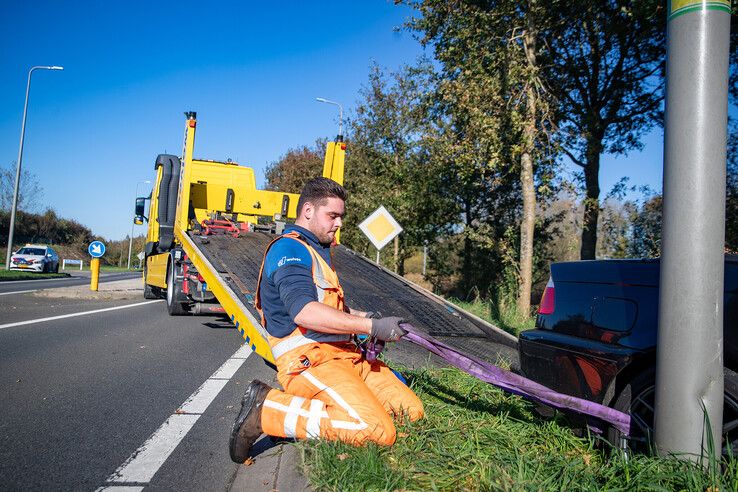 Automobilist knalt met cabrio tegen boom in Zwolle: ‘Live is life’ - Foto: Hugo Janssen