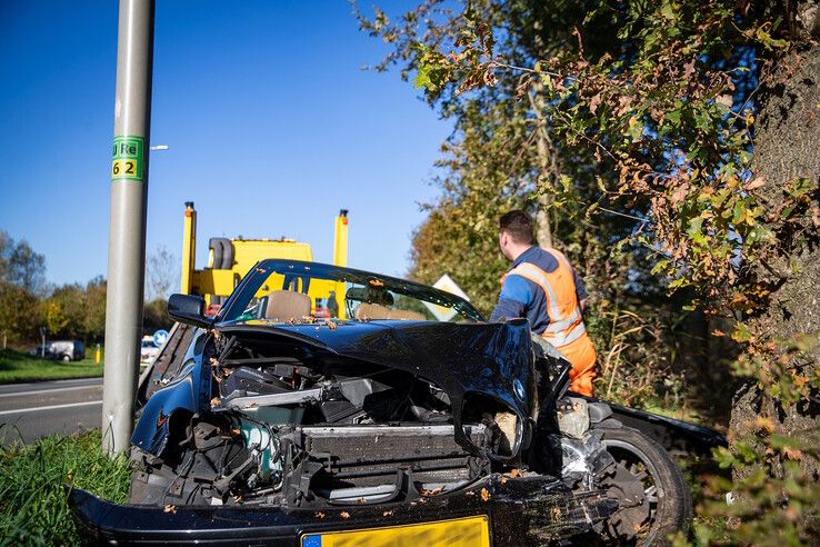 Automobilist knalt met cabrio tegen boom in Zwolle: ‘Live is life’ - Foto: Hugo Janssen