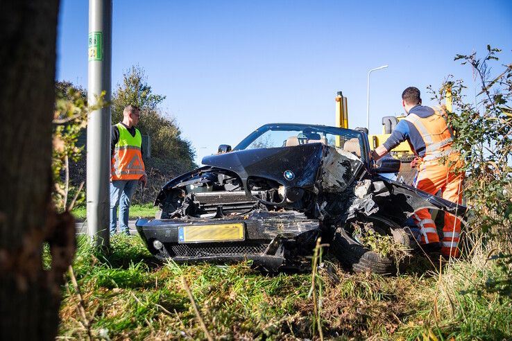 Automobilist knalt met cabrio tegen boom in Zwolle: ‘Live is life’ - Foto: Hugo Janssen