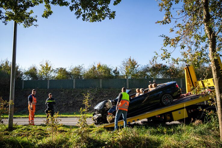 Automobilist knalt met cabrio tegen boom in Zwolle: ‘Live is life’ - Foto: Hugo Janssen