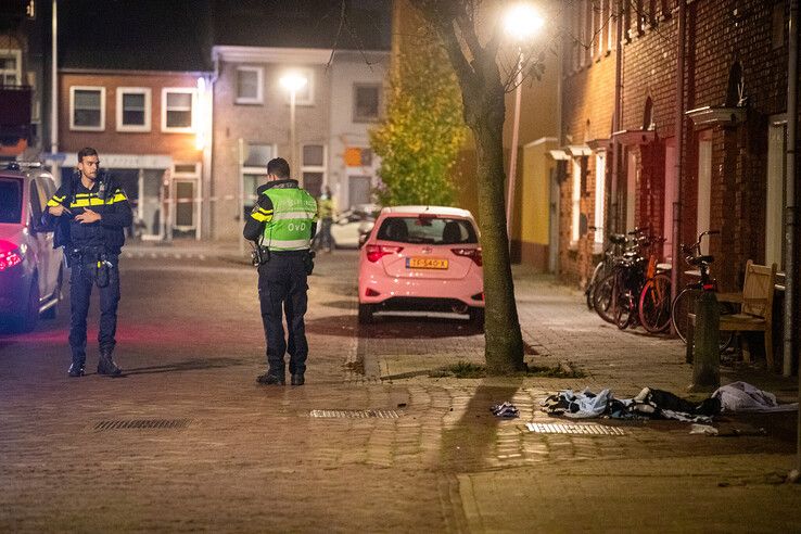 Zwollenaar (43) zwaargewond na steekpartij in Indische Buurt, politie zoekt getuigen - Foto: Hugo Janssen