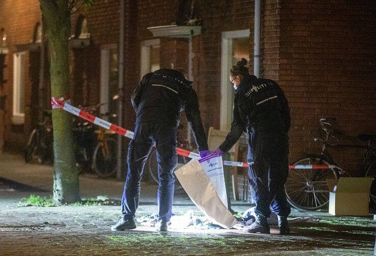 Zwollenaar (43) zwaargewond na steekpartij in Indische Buurt, politie zoekt getuigen - Foto: Hugo Janssen