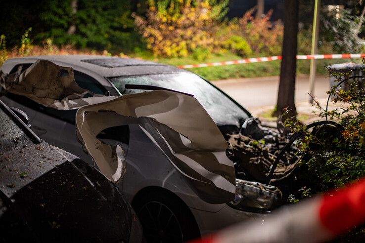 Motorkap van auto opgeblazen op Tijnje, Zwollenaar lijkt opnieuw doelwit na eerdere autobrand - Foto: Hugo Janssen