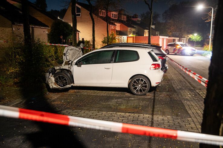 Motorkap van auto opgeblazen op Tijnje, Zwollenaar lijkt opnieuw doelwit na eerdere autobrand - Foto: Hugo Janssen