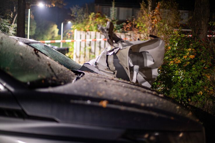 Motorkap van auto opgeblazen op Tijnje, Zwollenaar lijkt opnieuw doelwit na eerdere autobrand - Foto: Hugo Janssen