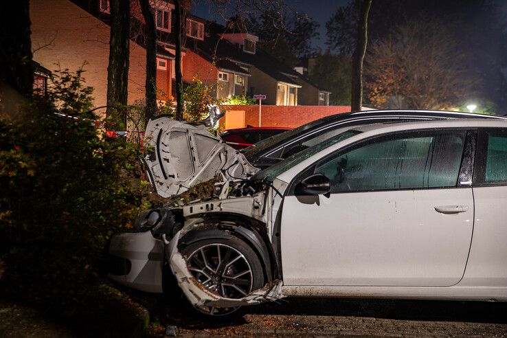 Motorkap van auto opgeblazen op Tijnje, Zwollenaar lijkt opnieuw doelwit na eerdere autobrand - Foto: Hugo Janssen