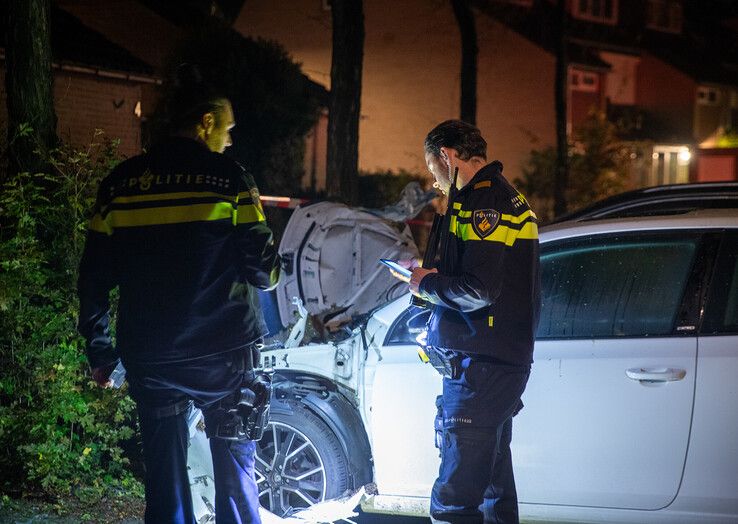 Agenten bekijken de schade op het Tijnje. - Foto: Hugo Janssen