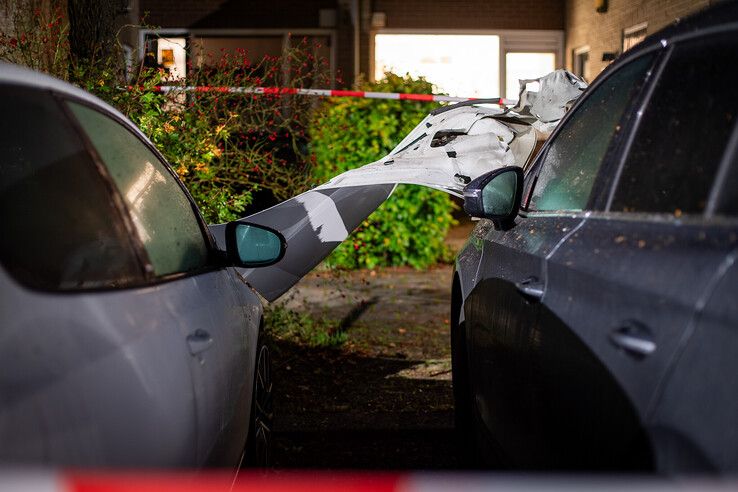 Motorkap van auto opgeblazen op Tijnje, Zwollenaar lijkt opnieuw doelwit na eerdere autobrand - Foto: Hugo Janssen