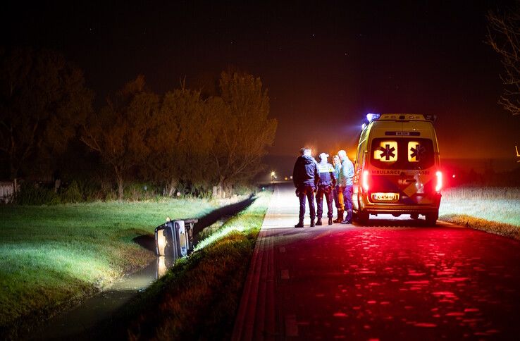 Auto belandt in sloot in Zwolle, bestuurster door politie opgespoord - Foto: Hugo Janssen