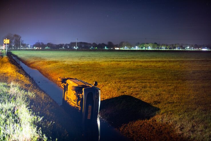 De auto belandde in de sloot, de bestuurster vluchtte via het weiland. - Foto: Hugo Janssen