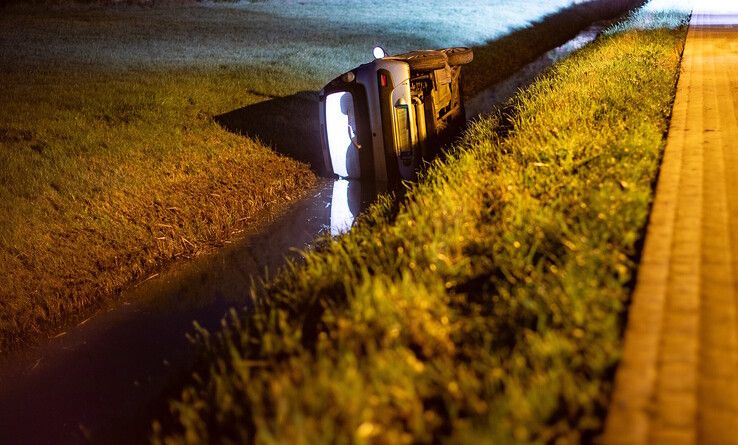 Auto belandt in sloot in Zwolle, bestuurster door politie opgespoord - Foto: Hugo Janssen