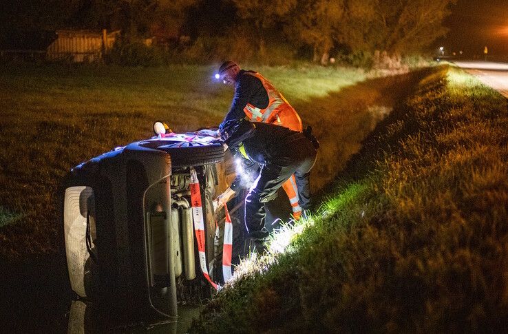 Auto belandt in sloot in Zwolle, bestuurster door politie opgespoord - Foto: Hugo Janssen