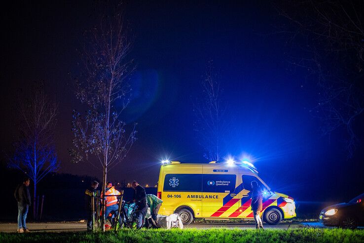 Wielrenner en automobilist botsen tegen elkaar in Kampen - Foto: Hugo Janssen