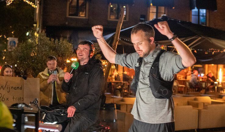 Wijnand Speelman op het Rodetorenplein na zijn monstertocht. - Foto: Hugo Janssen