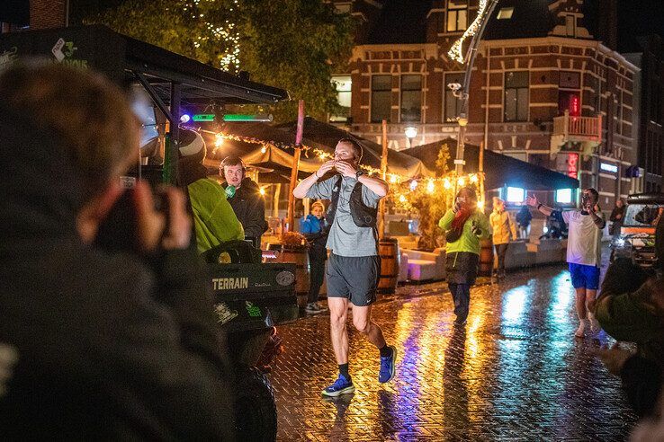 In beeld: 3FM dj Wijnand Speelman loopt dubbele marathon en haalt bijna 210.000 euro op voor Metakids - Foto: Hugo Janssen