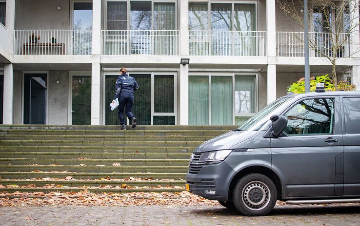 In een appartementencomplex aan het Wipstrikpark is een overleden persoon gevonden. - Foto: Hugo Janssen