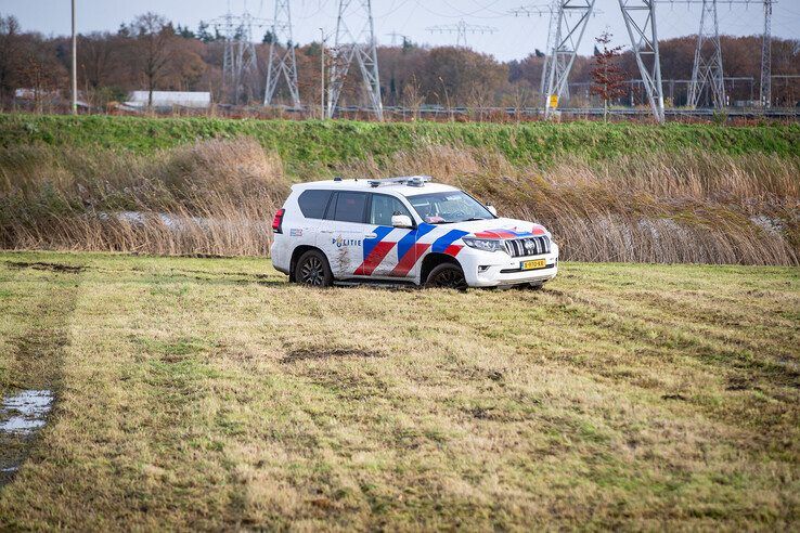 Een politiewagen kwam vast te zitten in de drassige grond. - Foto: Hugo Janssen