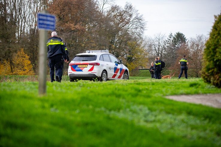 De politie zoekt met speurhonden bij het Almelose Kanaal. - Foto: Hugo Janssen