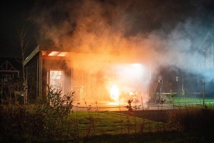 Auto in lichterlaaie onder carport in Stadshagen - Foto: Hugo Janssen