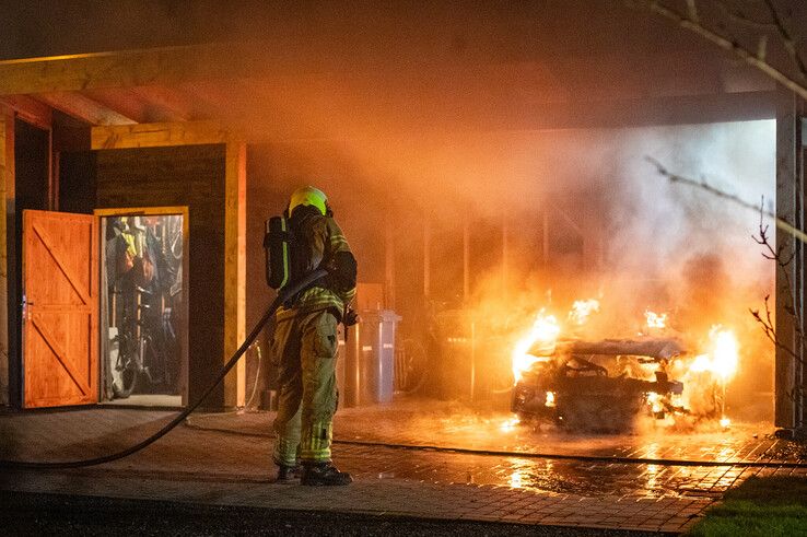 Auto in lichterlaaie onder carport in Stadshagen - Foto: Hugo Janssen