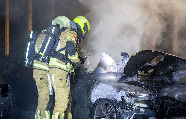 Auto in lichterlaaie onder carport in Stadshagen - Foto: Hugo Janssen