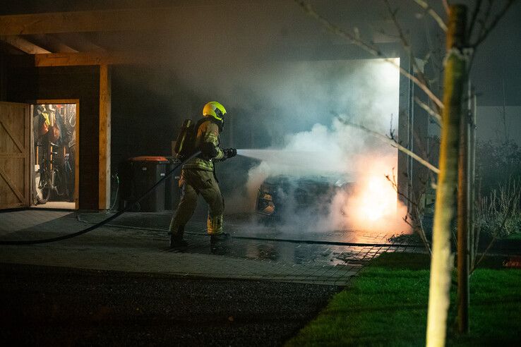 Auto in lichterlaaie onder carport in Stadshagen - Foto: Hugo Janssen