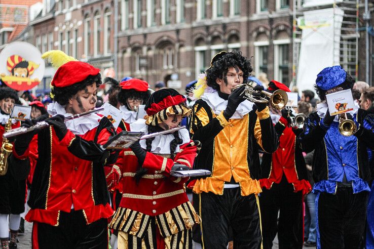 In beeld: Sinterklaas en zijn pieten komen aan in Kampen - Foto: Pascal Winter