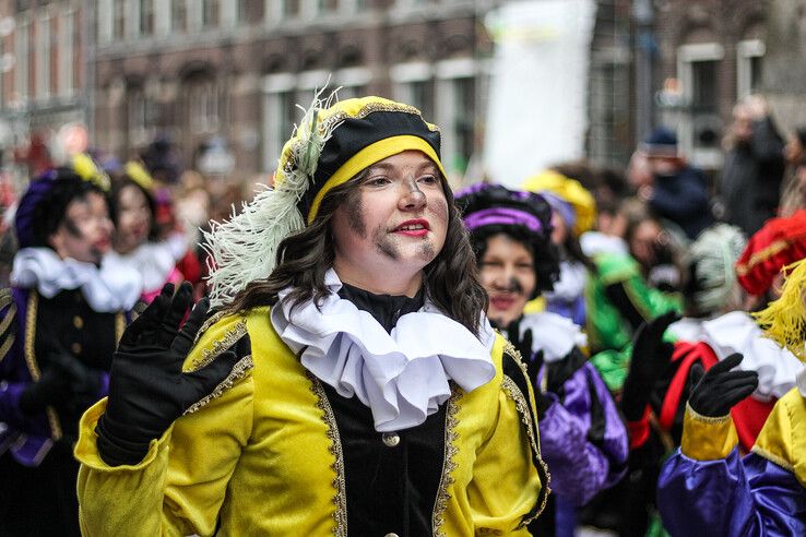 In beeld: Sinterklaas en zijn pieten komen aan in Kampen - Foto: Pascal Winter