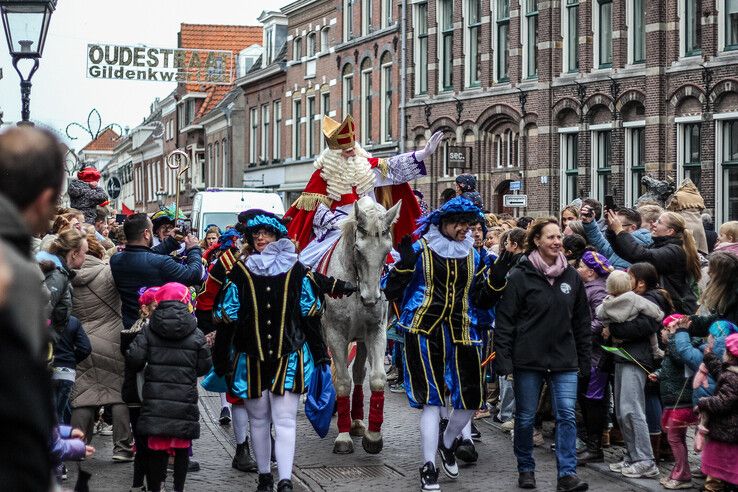 In beeld: Sinterklaas en zijn pieten komen aan in Kampen - Foto: Pascal Winter