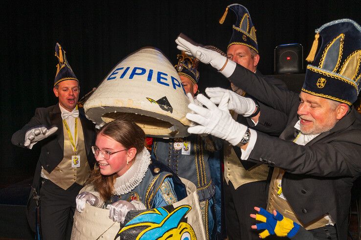 In beeld: Alaaf! Jayla (12) is de nieuwe Stadsjeugdprinses van Sassendonk - Foto: Peter Denekamp