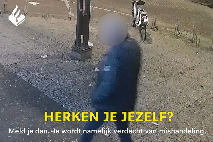 De onherkenbaar gemaakte foto van de oude man die het meisje van haar fiets duwde. - Foto: Politie Basisteam IJsselland-Noord