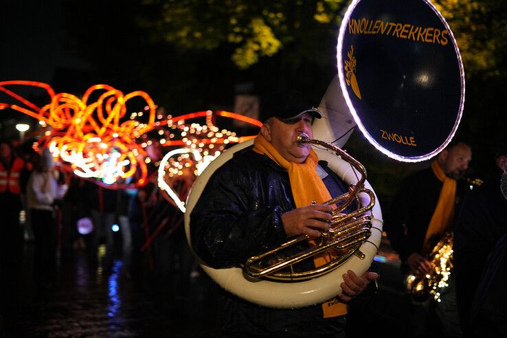 In beeld: Ondanks de regen viert Assendorp Sint-Maarten met lichtparade - Foto: Obbe Bakker