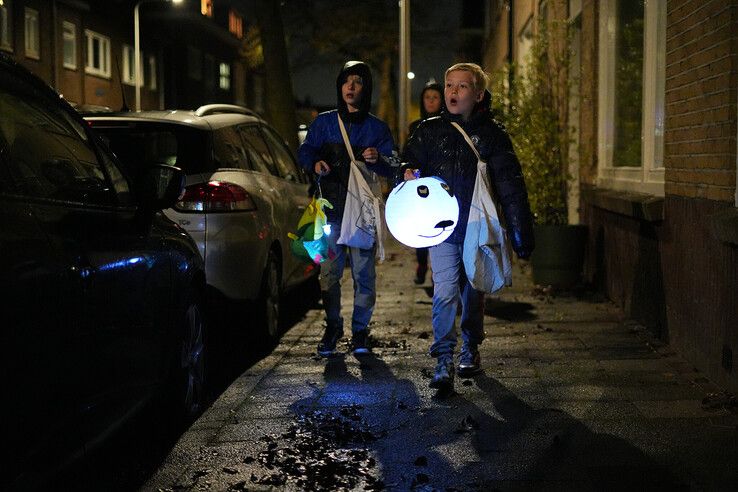 In beeld: Ondanks de regen viert Assendorp Sint-Maarten met lichtparade - Foto: Obbe Bakker