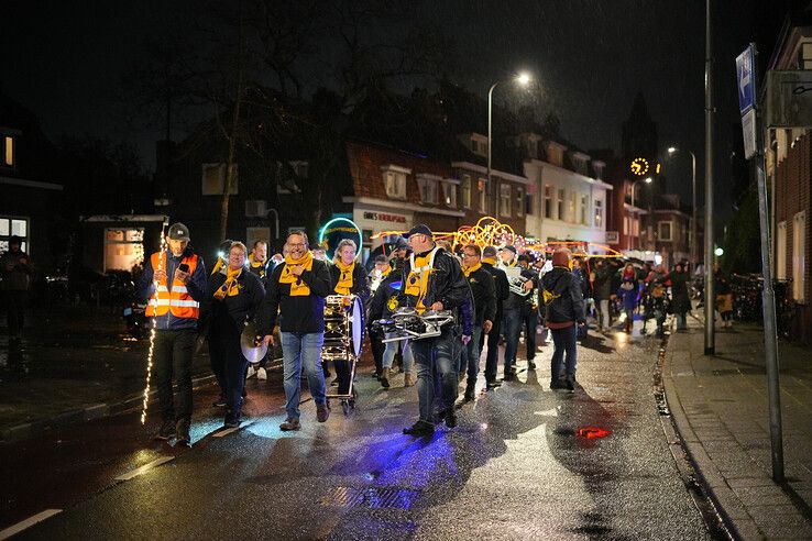 In beeld: Ondanks de regen viert Assendorp Sint-Maarten met lichtparade - Foto: Obbe Bakker