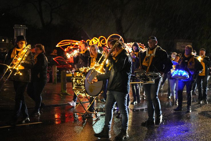 In beeld: Ondanks de regen viert Assendorp Sint-Maarten met lichtparade - Foto: Obbe Bakker