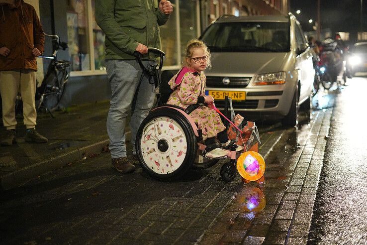 In beeld: Ondanks de regen viert Assendorp Sint-Maarten met lichtparade - Foto: Obbe Bakker