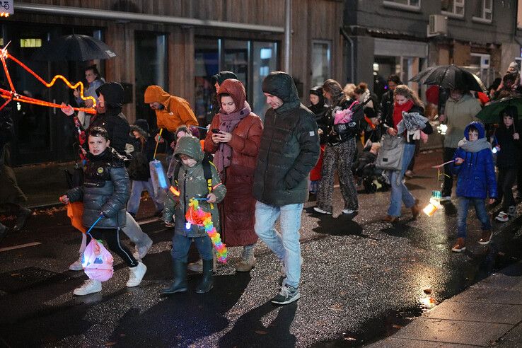 In beeld: Ondanks de regen viert Assendorp Sint-Maarten met lichtparade - Foto: Obbe Bakker