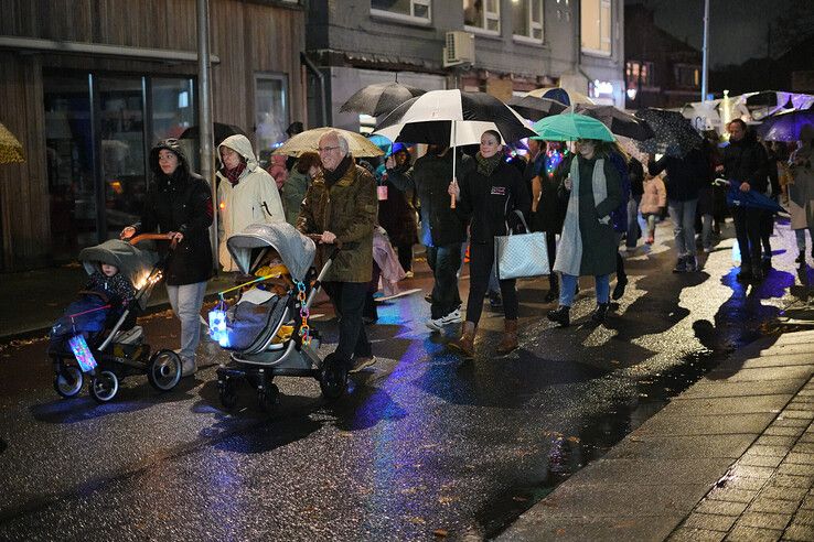 In beeld: Ondanks de regen viert Assendorp Sint-Maarten met lichtparade - Foto: Obbe Bakker