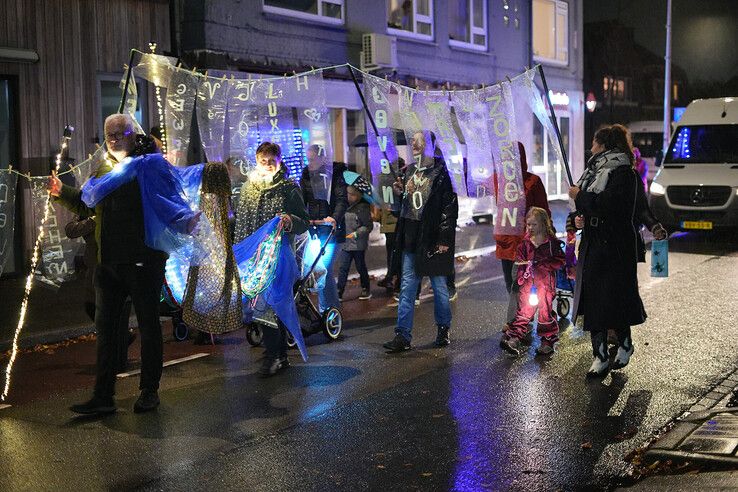 In beeld: Ondanks de regen viert Assendorp Sint-Maarten met lichtparade - Foto: Obbe Bakker