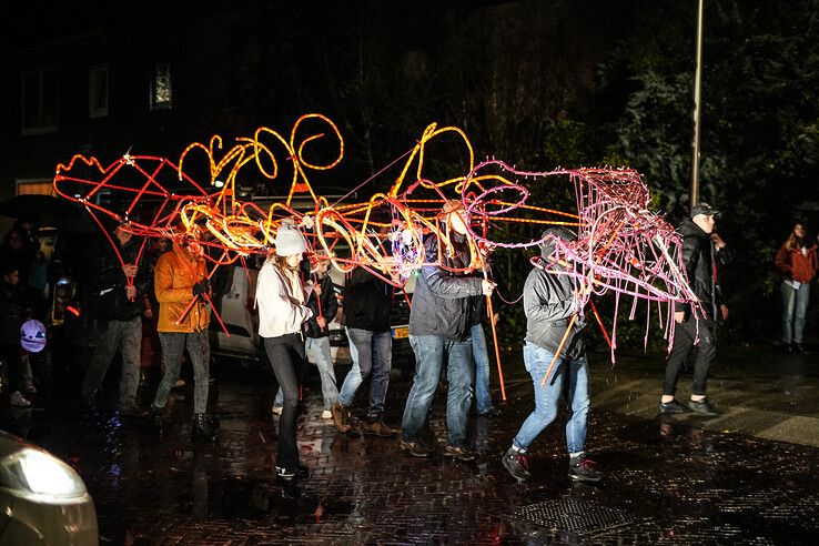 In beeld: Ondanks de regen viert Assendorp Sint-Maarten met lichtparade - Foto: Obbe Bakker