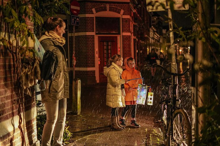 In beeld: Ondanks de regen viert Assendorp Sint-Maarten met lichtparade - Foto: Obbe Bakker