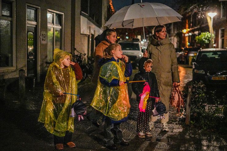 In beeld: Ondanks de regen viert Assendorp Sint-Maarten met lichtparade - Foto: Obbe Bakker