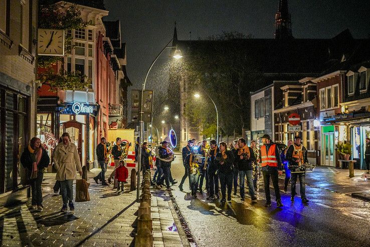 In beeld: Ondanks de regen viert Assendorp Sint-Maarten met lichtparade - Foto: Obbe Bakker