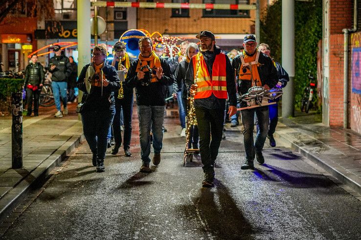 In beeld: Ondanks de regen viert Assendorp Sint-Maarten met lichtparade - Foto: Obbe Bakker