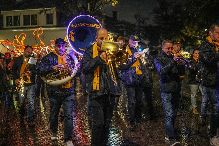 In beeld: Ondanks de regen viert Assendorp Sint-Maarten met lichtparade - Foto: Obbe Bakker