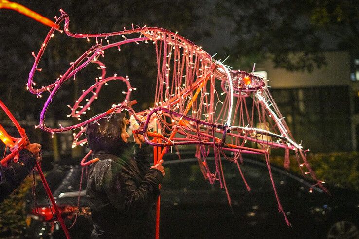 In beeld: Ondanks de regen viert Assendorp Sint-Maarten met lichtparade - Foto: Obbe Bakker