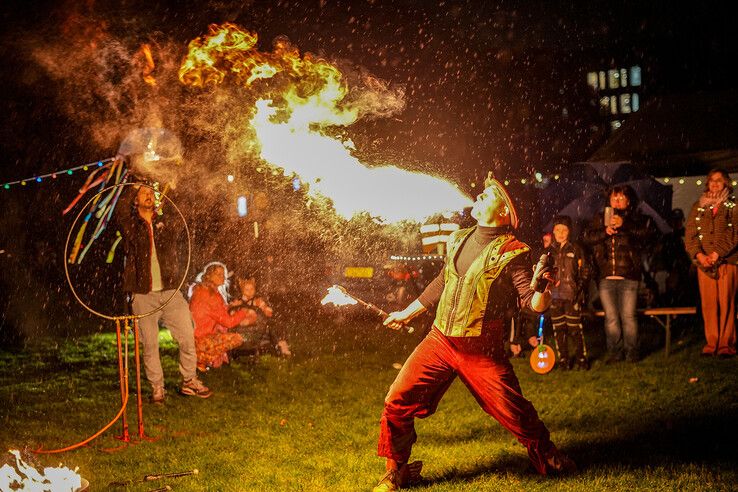 In beeld: Ondanks de regen viert Assendorp Sint-Maarten met lichtparade - Foto: Obbe Bakker