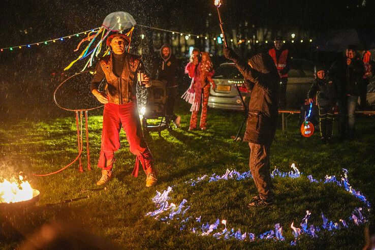 In beeld: Ondanks de regen viert Assendorp Sint-Maarten met lichtparade - Foto: Obbe Bakker