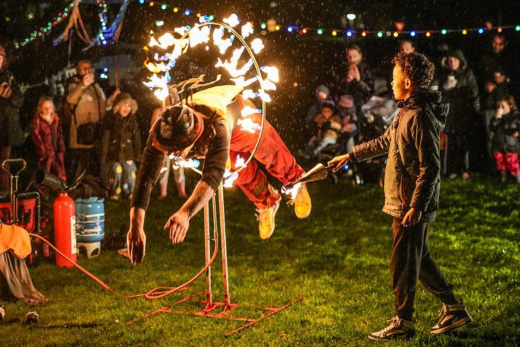 In beeld: Ondanks de regen viert Assendorp Sint-Maarten met lichtparade - Foto: Obbe Bakker